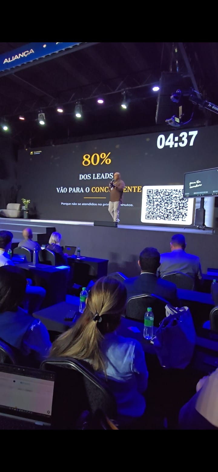 Rogério Bocalari palestrando, slide 80% dos leads vão pro concorrente